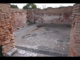 08500 ostia - regio v - insula iii - caseggiato dei lottatori (v,iii,1) (haus der ringer) - grosser raum mitte der suedseite - bli ri sueden - 01-2024.jpg